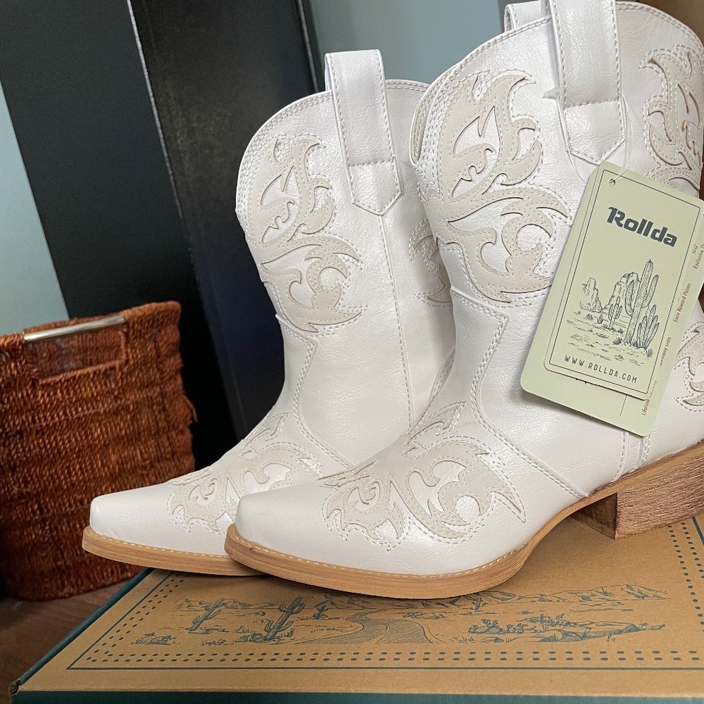 Women’s cowgirl boots size 7